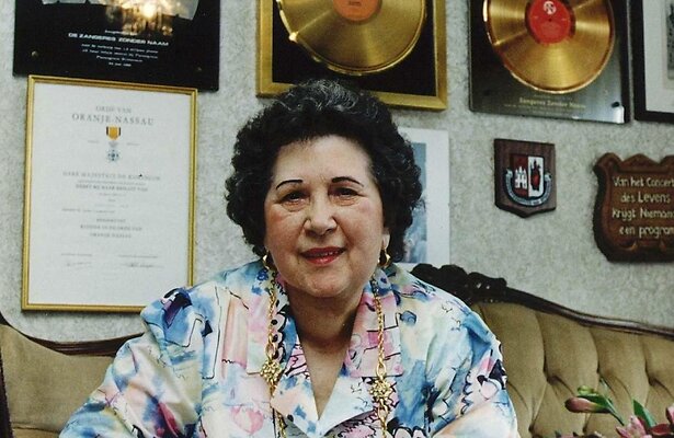 Mary Servaes, alias de Zangeres Zonder Naam.