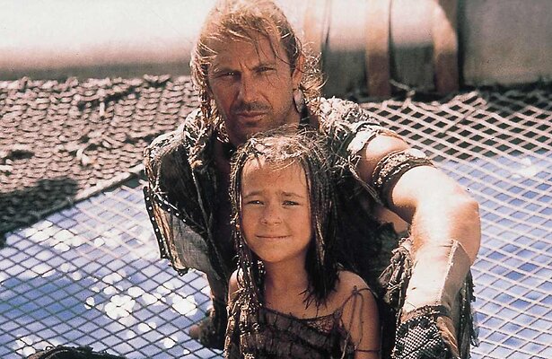 Kevin Costner en Tina Majorino in Waterworld