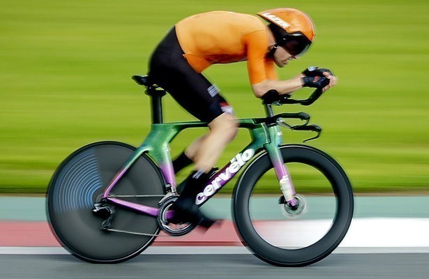 Baanwielrenners de baan op in omnium