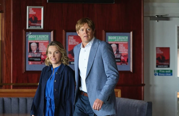 Sally Bretton en Kriss Marshall in Beyond Paradise