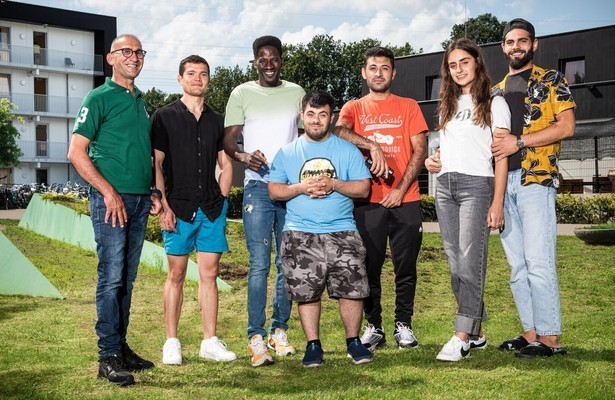 Mazin, Hector, Luis, Salam, Akram, Zain, Christian in Bij Ons op het AZC