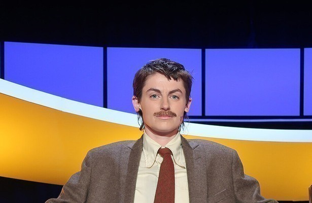 Merel Pauw als alter ego rapper Elmer in De Slimste Mens