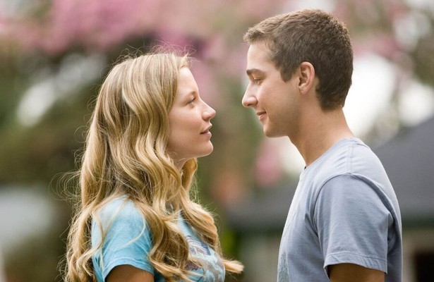 Shia LaBeouf en Sarah Roemer in Disturbia