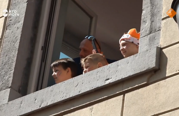 Familie Buddenbruck vangt een glimp op van de koning en koningin in Een Huis Vol.