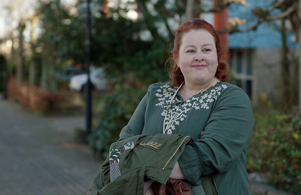 Eva Van der Gucht als Carola in Oogappels