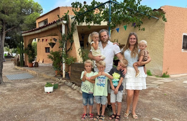 Familie Verleg in Een Huis Vol Emigreert