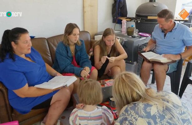 Kinderen Jelies in Een Huis Vol Emigreert.