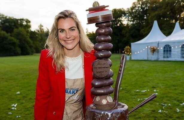 Winnaar Mercedes Roggen met de Heel Holland Bakt-bokaal