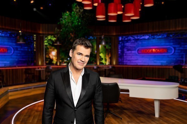 Joling zet een boom op