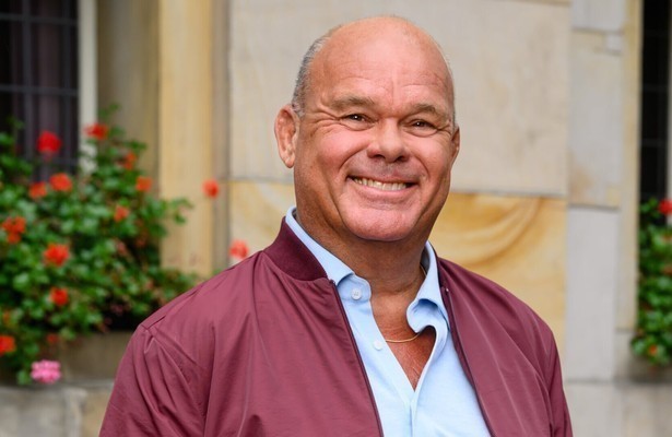 Paul de Leeuw voor Hotel Hollandia 