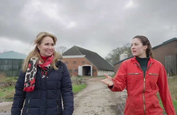 Helga van Leur en boerin Annemiek