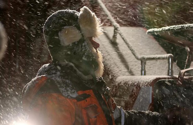 Chauffeurs in de problemen in Ice road rescue