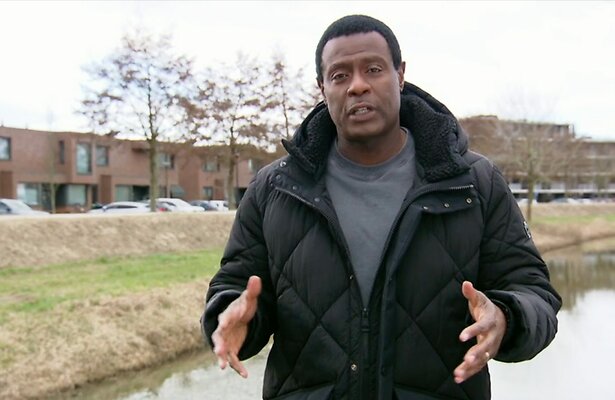 John Williams in Help, Mijn Man Is Klusser