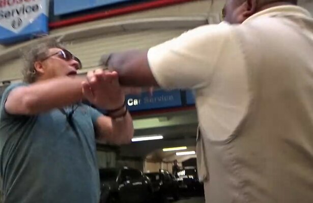 Kees van der Spek wordt aangevallen