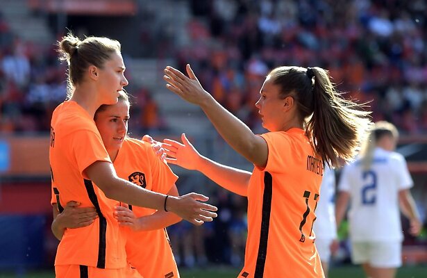 Lieke Martens en Vivianne Miedema