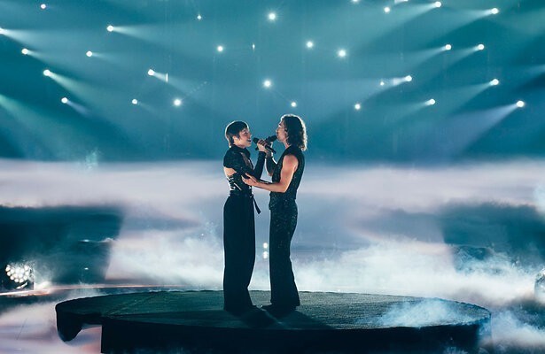 Mia Nicolai & Dion Cooper tijdens de eerste halve finale van het Eurovisie Songfestival 2023