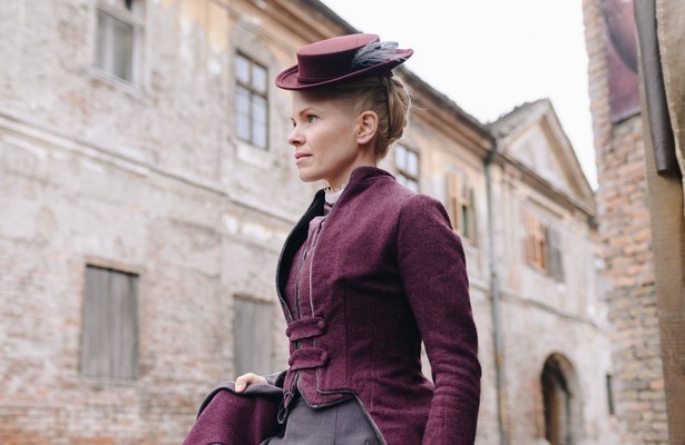 Kate Phillips als Eliza Scarlet