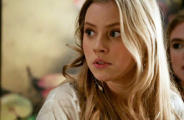 Noa Jacobus als Nola Sanders in GTST