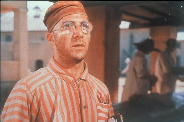 Dustin Hoffman helpt Steve McQueen ontsnappen.