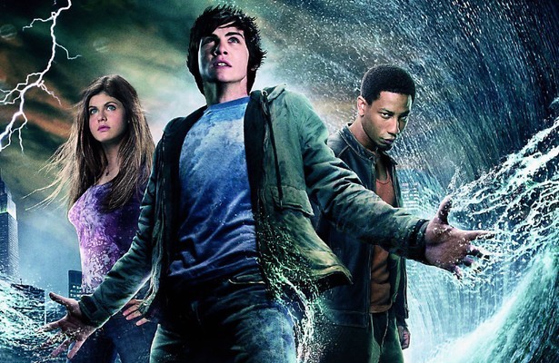 Stanley Tucci en Logan Lerman in Percy Jackson: Sea of Monsters