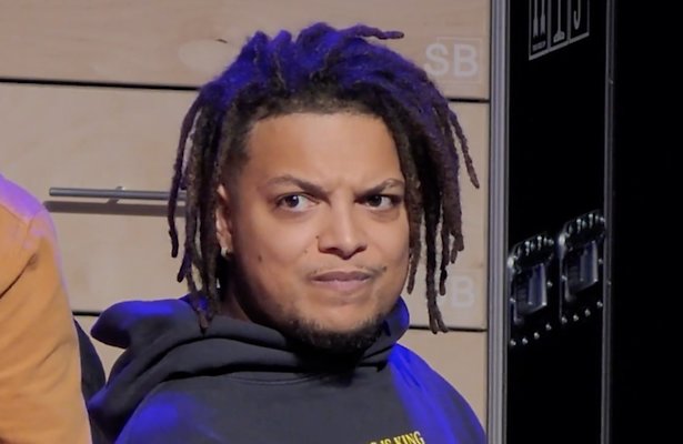 Ronnie Flex Wie het laatst lacht 