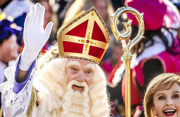 Sinterklaas komt aan in Hellevoetsluis tijdens de landelijke intocht in 2022