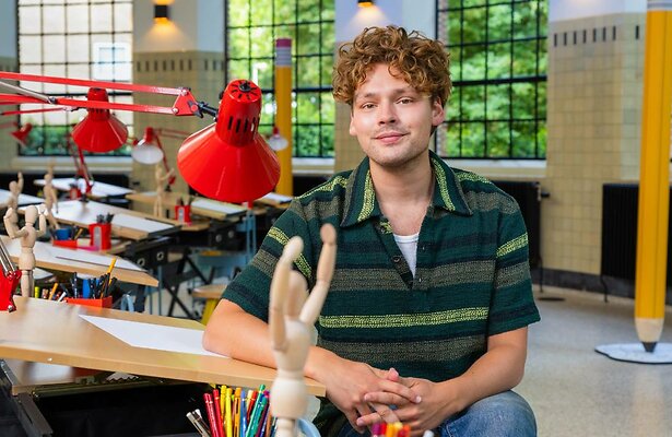 Soy Kroon als presentator van Sketch Studio. 