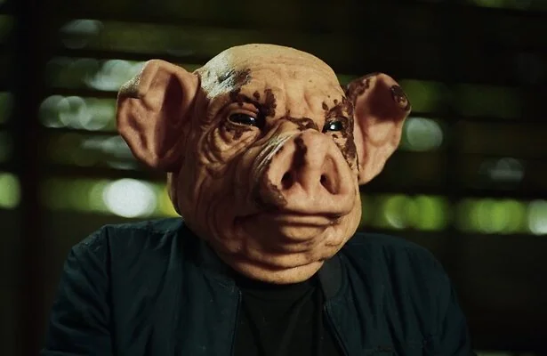 Een van de producenten met masker