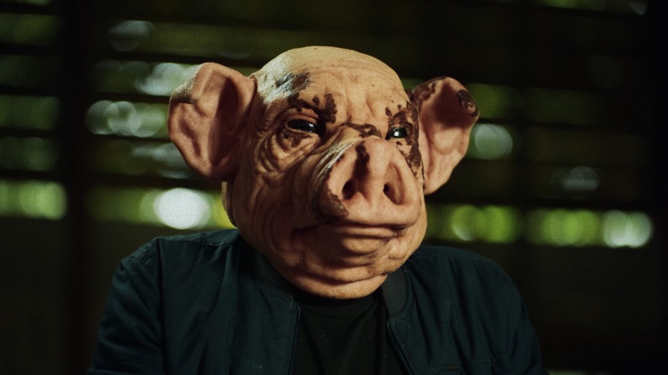 Een van de geïnterviewden met een masker op