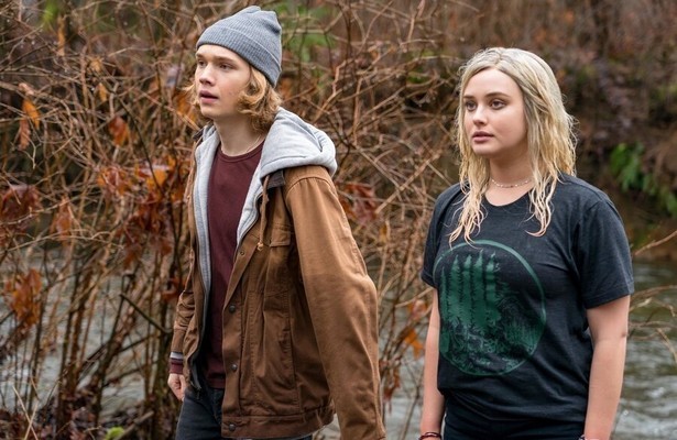 Katherine Langford en Charlie Plummer in Spontaneous