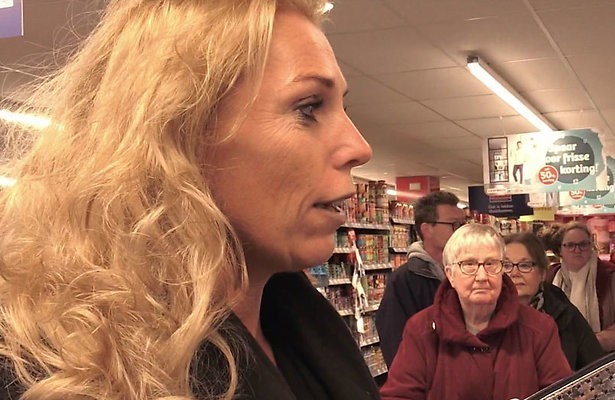 Steenrijk, straatarm: afdingen met een camera erbij, daar vinden kijkers wat van