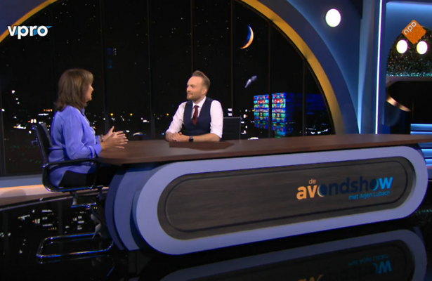 Arjen Lubach aan tafel met Astrid Joosten.