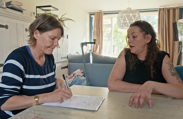 Eef van Opdorp met deelneemster Uit de Schulden