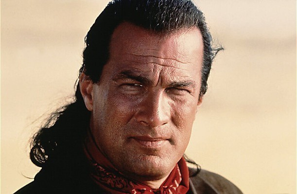 Steven Seagal strijdt tegen een virus