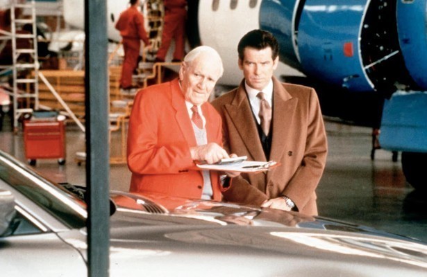Desmond Llewelyn en Pierce Brosnan in Tomorrow Never Dies