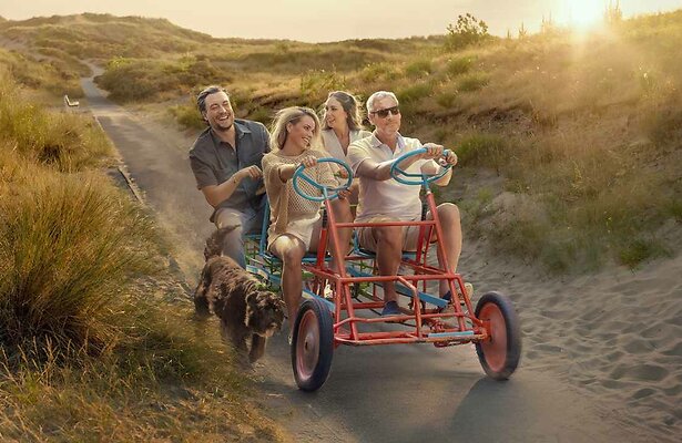 Gert, Ellen, Marie en Viktor voor De Verhulstjes