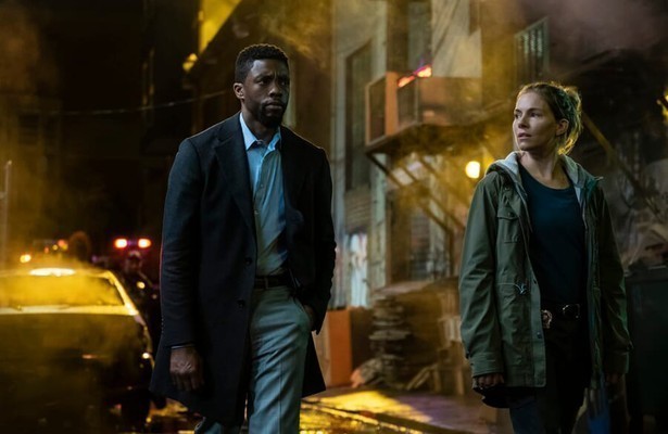 Chadwick Boseman en Sienna Miller in 21 Bridges