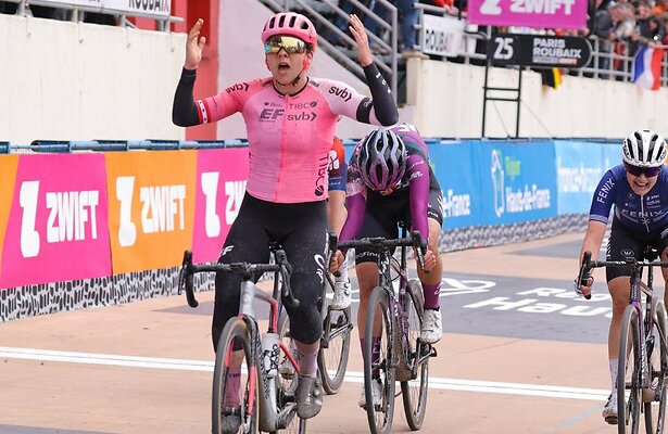 Alison Jackson tijdens Parijs-Roubaix (v) 2023