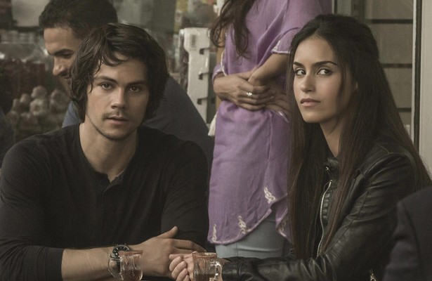 Dylan O'Brien en Shiva Negar in American Assassin