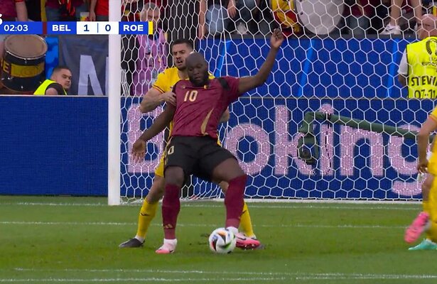 België scoort de 1-0 tegen Roemenië.