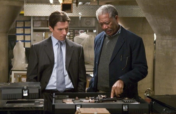 Christian Bale en Morgan Freeman in Batman Begins