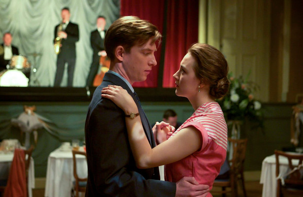 Saoirse Ronan en Domhnall Gleeson in Brooklyn