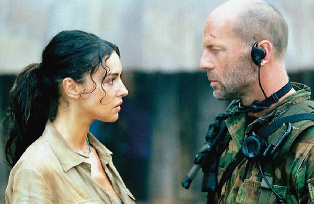 Bruce Willis en Monica Bellucci in Tears of the Sun