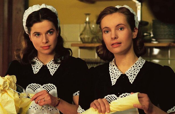 Thekla Reuten als Lotte (links) en Nadja Uhl als Anna (rechts) in De Tweeling.