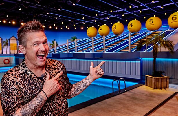 Johnny de Mol als presentator van De Kwis met Ballen.