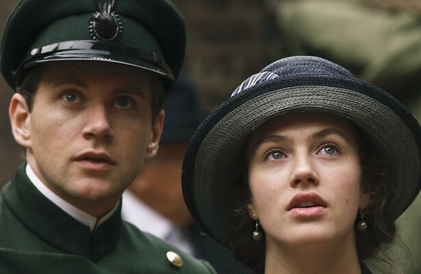Allen Leech en Jessica Brown Findlay in Downton Abbey