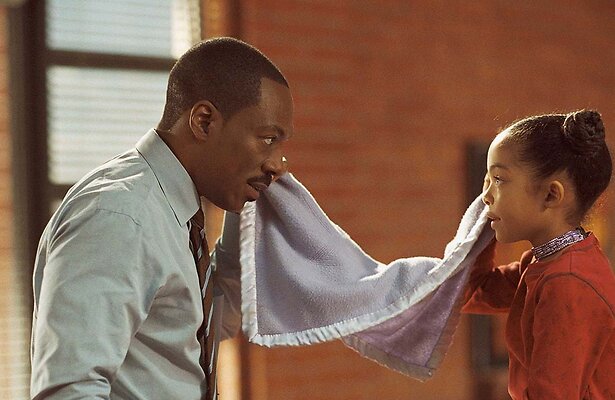 Eddie Murphy als Evan Danielson & Yara Shahidi als Olivia Danielson