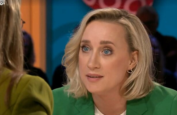 Eva Jinek is geëmotioneerd door gesprek met Eva Hermans-Kroot.