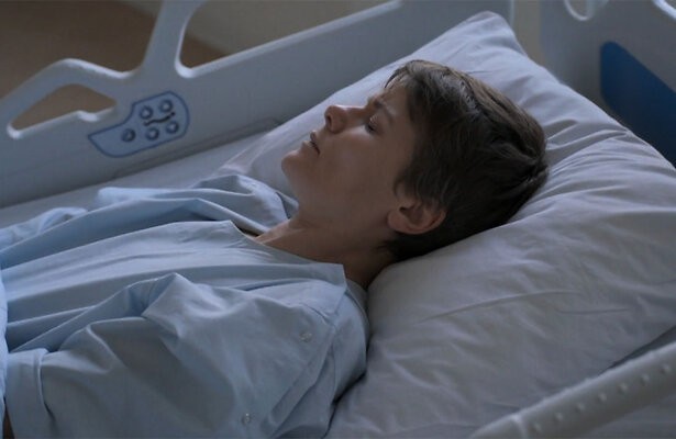 Eva (Angela Schijf) in het ziekenhuis