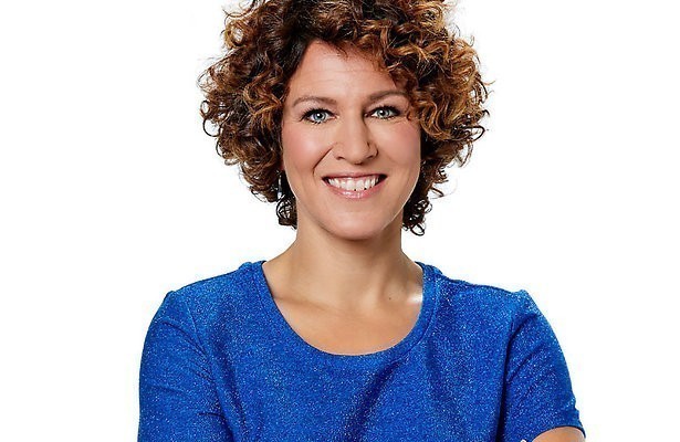 Presentatrice Evelien de Bruijn vaste nieuwslezeres Gerard Ekdom